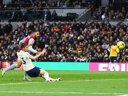 Douglas Luiz marca el segundo gol del Aston Villa ante el Tottenham este domingo.