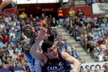 Esteban Batista (Caja Laboral), en primer término, pelea un rebote con Mohamed Kone (Lagun Aro).