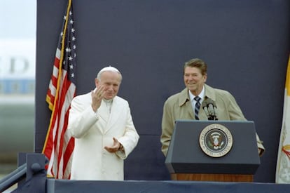 El presidente Reagan recibió a Juan Pablo II en Fairbanks, Alaska, el 2 de mayo de 1984.