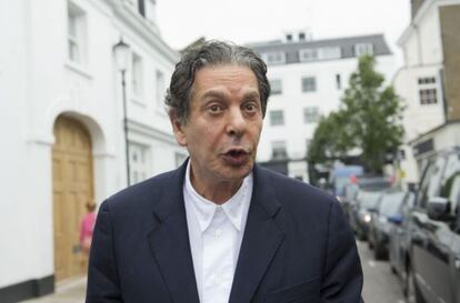 Charles Saatchi, a las afueras de su casa.