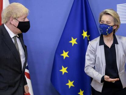 El primer ministro británico, Boris Johnson, y la presidenta de la Comisión, Ursula von der Leyen, ayer en Bruselas.