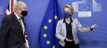 El primer ministro británico, Boris Johnson, y la presidenta de la Comisión, Ursula von der Leyen, ayer en Bruselas.