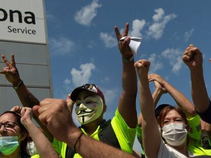 Protesta de los trabajadores de Acciona Facility Services empleados en la planta de la Zona Franca de Barcelona por el anuncio de Nissan de cerrar las plantas catalanas.