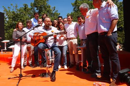 El cabeza de lista de Ciudadanos al Congreso por Barcelona, Juan Carlos Girauta, se ha lanzado a cantar uno de los temas más conocidos de Joan Manuel Serrat, 'Mediterráneo', en el acto central de la campaña de su partido para las elecciones generales, celebrado en el parque de Berlín de Madrid.