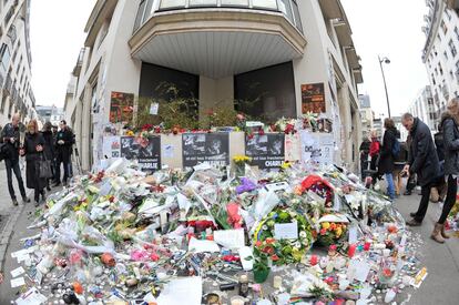 Flores y mensajes frente a las oficias del periódico CHarlie Hebdo. París, Francia.