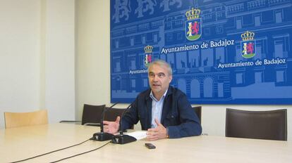 El alcalde popular, Francisco Javier Fragoso, en una rueda de prensa en el Ayuntamiento de Badajoz. 