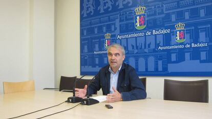 El alcalde popular, Francisco Javier Fragoso, en una rueda de prensa en el Ayuntamiento de Badajoz.
