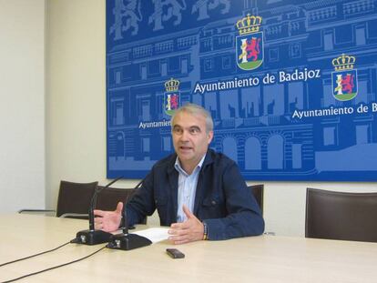 El alcalde popular, Francisco Javier Fragoso, en una rueda de prensa en el Ayuntamiento de Badajoz. 