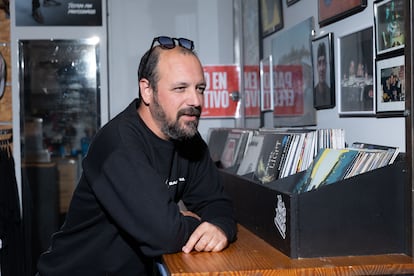 El sociólogo y documentalista, Alex Salgado, director de 'MaQkina', en la tienda de Pastis & Buenri en Barcleona.