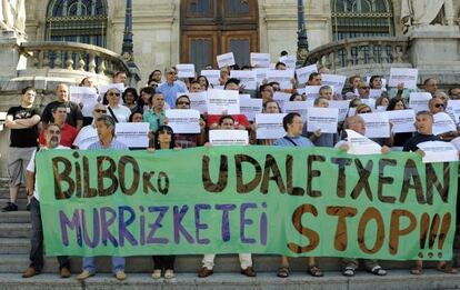 Medio centenar de trabajadores del Ayuntamiento de Bilbao se concentraron ayer contra los recortes.