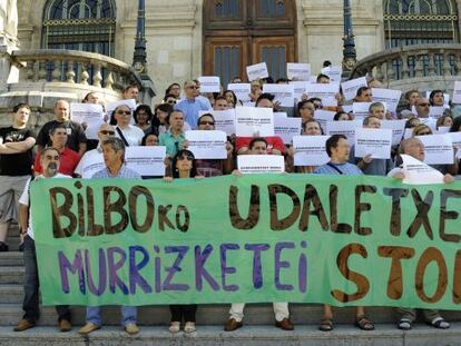 Medio centenar de trabajadores del Ayuntamiento de Bilbao se concentraron ayer contra los recortes.