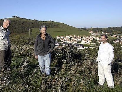 Óscar Losa, Mariano Gómez de Vallejo y José Miguel Toraya, de izquierda a derecha, en el monte de la Picota, de Mortera, cerca de la cueva de los Perros.