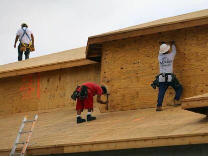 Trabajadores en una casa en construcci&oacute;n en Boca Raton, Florida. 