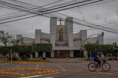 Fachada de una iglesia católica en la ciudad de Sinop, en Brasil.