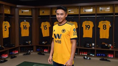 David Wang, en su presentación, tras fichar por el Wolverhampton.