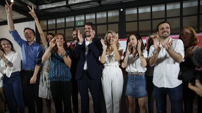 Yolanda Díaz (en el centro, de blanco) celebra los resultados del 23-J en Madrid con candidatos de Sumar el pasado 23 de julio.