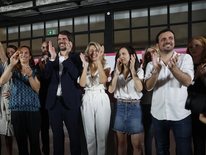 Yolanda Díaz celebra el resultado de Sumar junto a los dirigentes políticos de los partidos de la coalición el pasado domingo en Madrid.