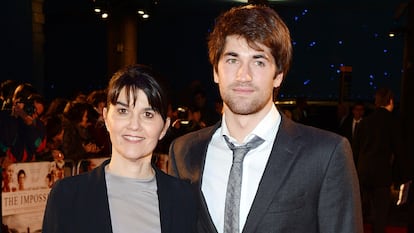 María Belón y su hijo, Lucas Álvarez, en Londres, en 2012, en el estreno de 'Lo Imposible'.