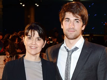 María Belón y su hijo, Lucas Álvarez, en Londres, en 2012, en el estreno de 'Lo Imposible'.