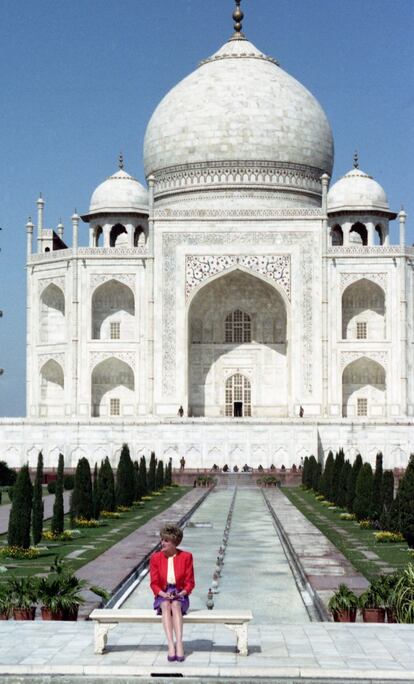 La princesa Diana, asseguda davant del Taj Mahal a la ciutat d'Agra (Índia) l'11 de febrer del 1992.