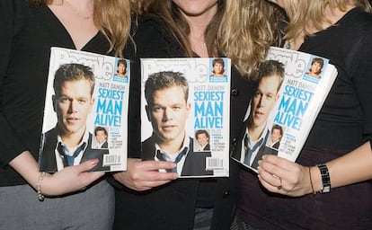 Tres mujeres sujetan en sus manos tres ejemplares de People con Matt Damon en su portada, cuando fue elegido el "hombre vivo más sexy" de 2007.