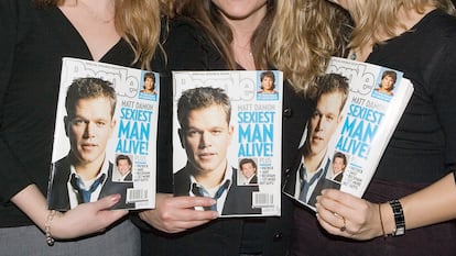 Três mulheres seguram em suas mãos três exemplares da People com Matt Damon na capa, quando foi eleito o “homem vivo mais sexy” 2007.