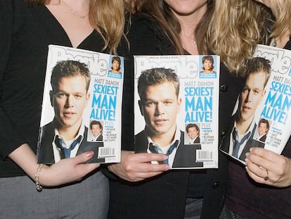 Três mulheres seguram em suas mãos três exemplares da People com Matt Damon na capa, quando foi eleito o “homem vivo mais sexy” 2007.