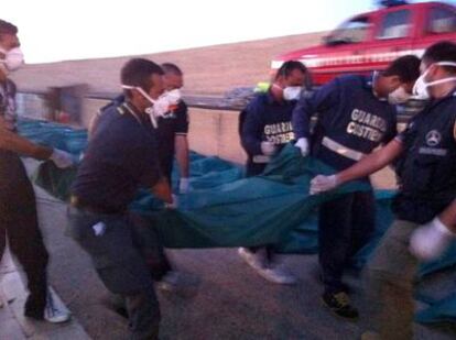 Agentes de la guardia costera italiana trasladan el cadáver de un inmigrante en Lampedusa.