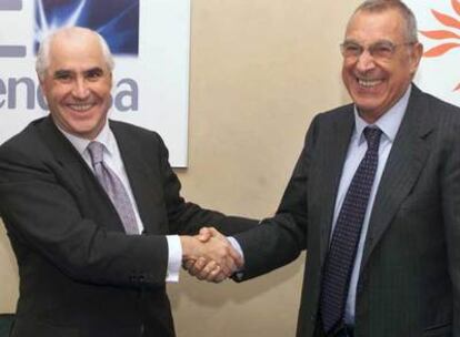 El consejero delegado de Endesa, Rafael Miranda, saluda en enero de 2002 al entonces consejero delegado de Enel, Franco Tató, durante la firma de la compra de Viesgo por parte de la eléctrica italiana.