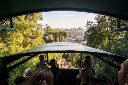Vista del teleférico, en el Cerro San Cristóbal, Barrio Bellavista, en Chile.