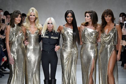 Carla Bruni, Claudia Schiffer, Donatella Versace, Naomi Campbell, Cindy Crawford y Helena Christensen en el desfile de primavera-verano 2018.