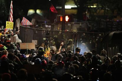 Enfrentamientos entre agentes federales y un grupo de manifestantes, en Portland (Estados Unidos).