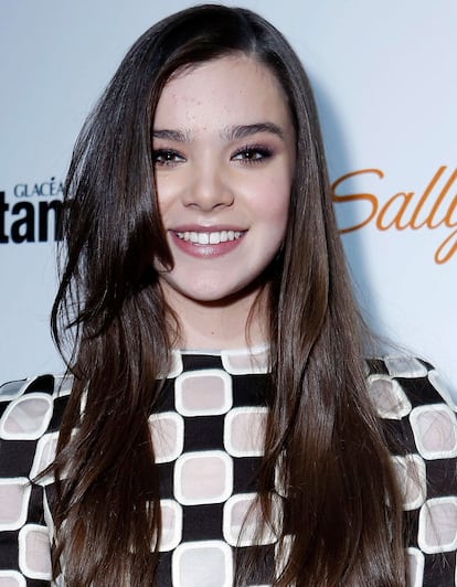 Hailee Steinfeld se ha liberado de las trenzas que le valieron una nominacin al Oscar por True Grit y tendr el papeln de reemplazar a Claire Danes en la nueva adaptacin cinematogrfica de Romeo y Julieta, con guin de Julian Fellowes (Downton Abbey). Romeo estar interpretado por Douglas Booth, Damian Lewis (Homeland) ser Lord Capuleto y Ed Westwick (Gossip Girl) ejercer de Tibalto. La cosa promete.