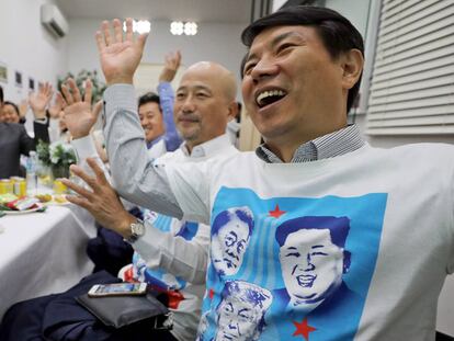 Surcoreanos residentes en Singapur siguen la reunión.