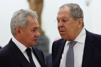 El secretario del Consejo de Seguridad ruso, Serguéi Shoigú, y el ministro de Asuntos Exteriores, Serguéi Lavrov, esperan para asistir a una reunión de trabajo con el presidente ruso, Vladímir Putin, para discutir los resultados de la cumbre entre Rusia y Estados Unidos, el pasado sábado en el Kremlin de Moscú.