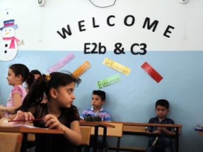 La educación pública libanesa está desbordada por la llegada de más de 200.000 estudiantes sirios. Más de la mitad de los desplazados entre tres y 18 años está fuera de la enseñanza formal