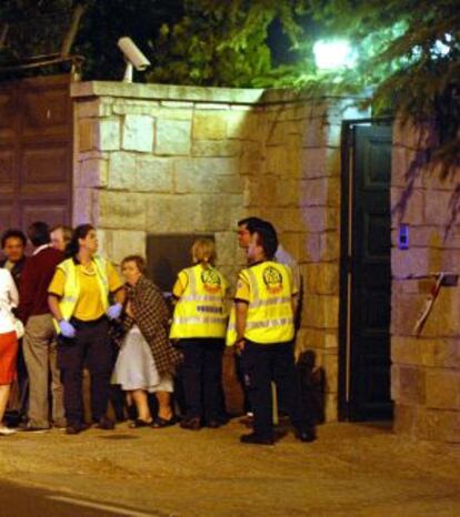 Familiares y amigos en la puerta del chalé donde se produjo el crimen, en la calle de Arroyofresno.