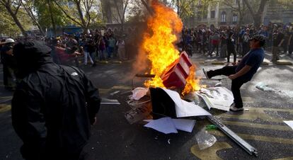 Manifestantes montan una barricada en Santiago de Chile, durante la marcha del Primero de Mayo.