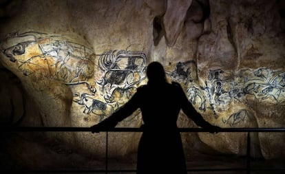 Una persona contempla la reproducción de las pinturas de la cueva de Chauvet (Francia).