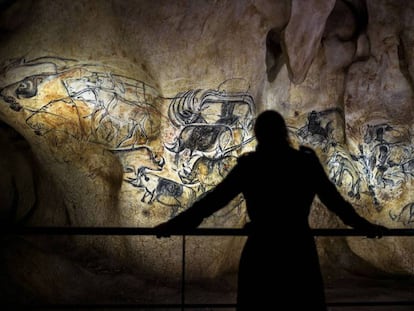 Una persona contempla la reproducción de las pinturas de la cueva de Chauvet (Francia).