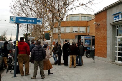 La noticia de la muerte del doctor Iglesias ha provocado un gran impacto mediático. Iglesias era un personaje muy popular, fijo en las revistas del corazón y con una brillante carrera médica a sus espaldas. En la imagen, periodistas y cámaras hacen guardia a la puerta del tanatorio tras conocerse su muerte.