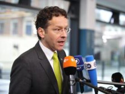 El presidente del Eurogrupo, Jeroen Dijsselbloem, atiende a la prensa durante su participaci&oacute;n en una reuni&oacute;n informal de ministros de Econom&iacute;a y Finanzas de la Uni&oacute;n Europea en Dubl&iacute;n (Irlanda) hoy, viernes 12 de abril de 2013.