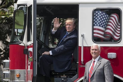 Trump en el interior de un cami&oacute;n de bomberos de Wisconsin.