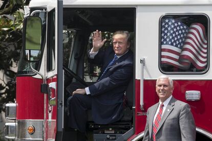Trump en el interior de un camión de bomberos de Wisconsin.