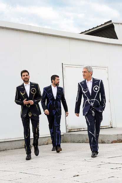 Gonzo y Jon llevan traje de CORTEFIEL, camisa de EMIDIO TUCCI y zapatos de MARTINELLI, y Toni traje de PURIFICACIÓN GARCÍA, camisa de CORTEFIEL y zapatos de GARCÍA MADRID.