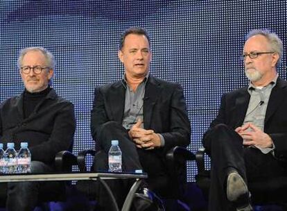 Steven Spielberg, Tom Hanks y Gary Goetzman, productores ejecutivos de "The Pacific" durante la presentación de la serie en Pasadena (California)