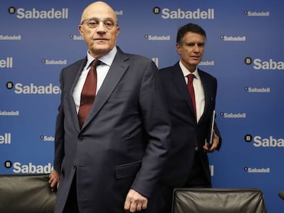 El presidente del banco Sabadell, Josep Oliu, y el consejero delegado, Jaime Guardiola, durante la presentación de resultados en Madrid en enero.