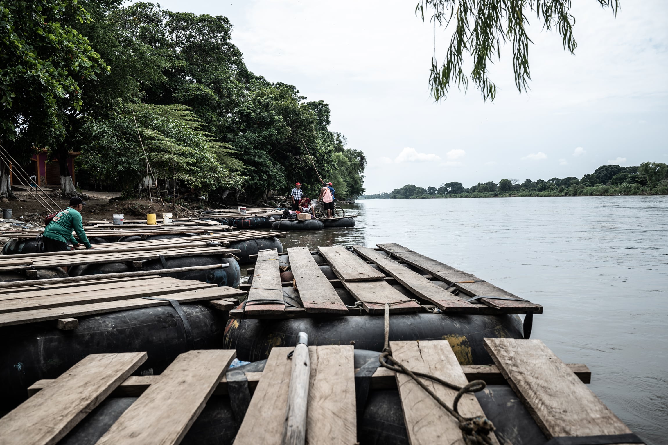 Balsas en la orilla guatemalteca del río Suchiate, que delimita la frontera con México, el día 9 de octubre.