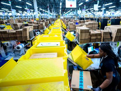 Una mujer trabaja en un almacén de Amazon en Nueva York, en una fotografía de archivo.