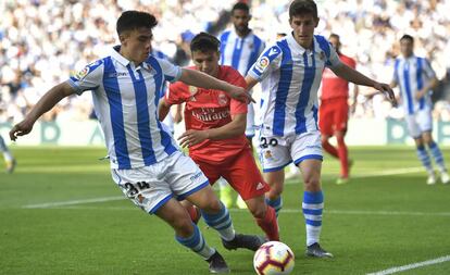 Barrenetxea intenta llevarse el balón ante Brahim.